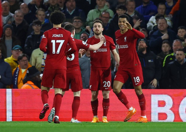 Para pemain Liverpool merayakan gol Diogo Jota saat bertamu ke markas Leeds United dalam lanjutan Liga Inggris 2022/23 di Stadion Elland Road, Leeds, Inggris, pada Selasa (18/4). Foto: Lee Smith/Reuters