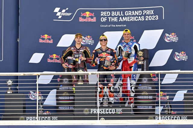 Tiga pebalap naik podium di Moto2 Amerika Serikat 2023: Tony Arbolino (kiri), Pedro Acosta (tengah), dan Bo Bendsneyder pada 16 April 2023. Foto: DPPI / Panoramic via Reuters
