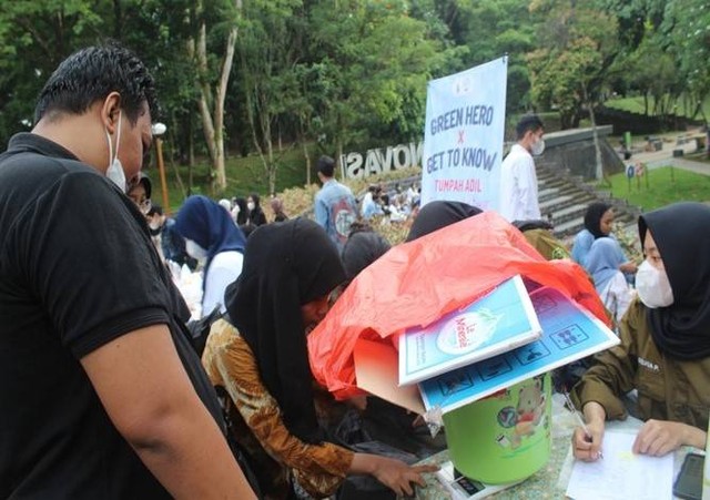 Kolaborasi BEM Fema dan UKM IGAF IPB University, Tukar Sampah Jadi Takjil