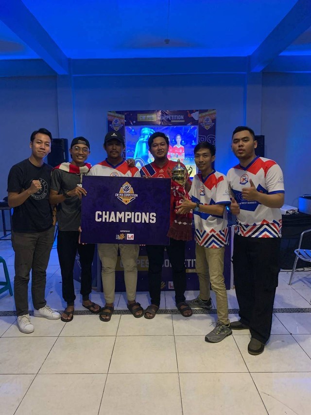 Fans club sepak bola FC Bayern Munchen di Pontianak yakni Bavarian West Borneo berhasil menjadi juara dalam ajang turnamen CW Pes Competition Fans Club series 2023. Foto: Dok. CW Coffee