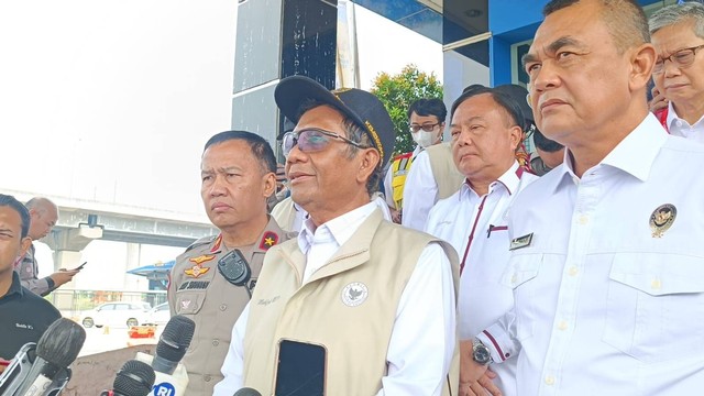 Menko Polhukam Mahfud MD meninjau Command Center PJR Korlantas Tol Jakarta-Cikampek KM 29, Selasa (18/4). Foto: Zamachsyari/kumparan