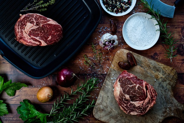 Ilustrasi Cara Mengempukkan Daging yang Sudah Terlanjur Dimasak. Foto: Unsplash/KTRYNA