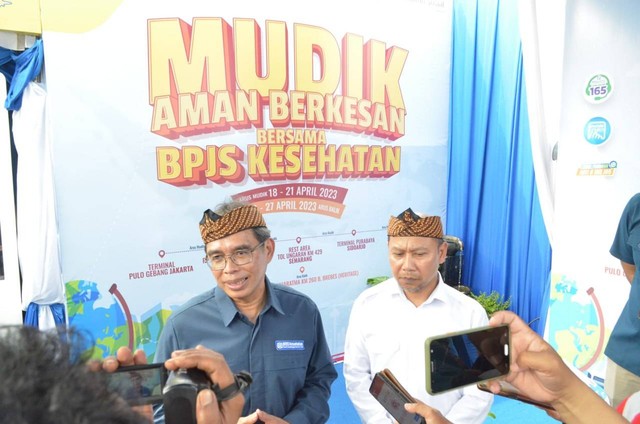 Direktur Direktur Perluasan dan Pelayanan Peserta BPJS Kesehatan David Bangun saat meresmikan Posko Mudik BPJS Kesehatan di Rest Area Cikampek KM 57, Karawang, Selasa (18/04). Foto: BPJS Kesehatan