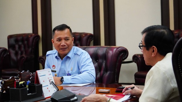 Direktur Jenderal Hak Asasi Manusia, Dhahana Putra, bersama Menteri Hukum dan Hak Asasi Manusia, Yasonna Laoly, di suatu kesempatan berdiskusi mengenai Hak Asasi Manusia. (Foto: Erton/Ditjen HAM Kemenkumham)