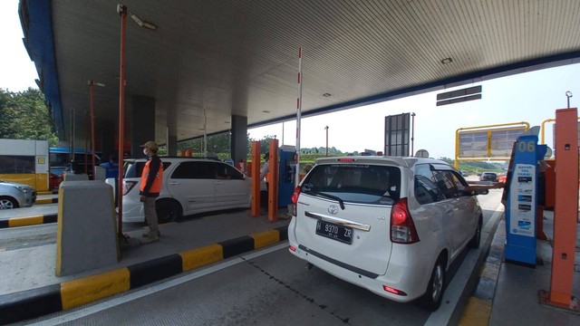 Banyak Pelat B Tapi Gerbang Tol Kalikangkung Masih Ramai Lancar ...