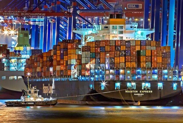Ilustrasi jelaskan perbedaan antara proteksi dan kuota impor, sumber foto: Julius Silver dari Pexels