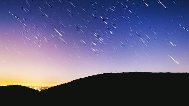 Jelaskan perbedaan antara meteoroid, meteor, dan meteorit dalam astronomi. Sumber: unsplash.com