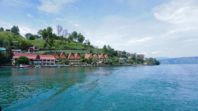 Ilustrasi Pulau Samosir di Tengah Danau Toba. Sumber: Daniel_Morris/pixabay.com