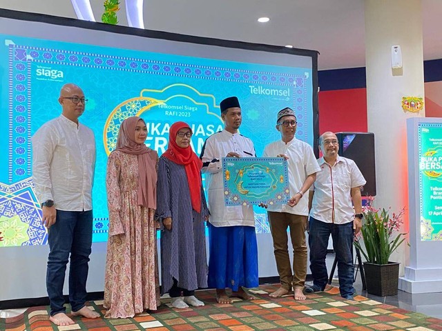 Telkomsel Branch Pontianak Gelar Buka Puasa Bersama dan Salurkan Bantuan CSR