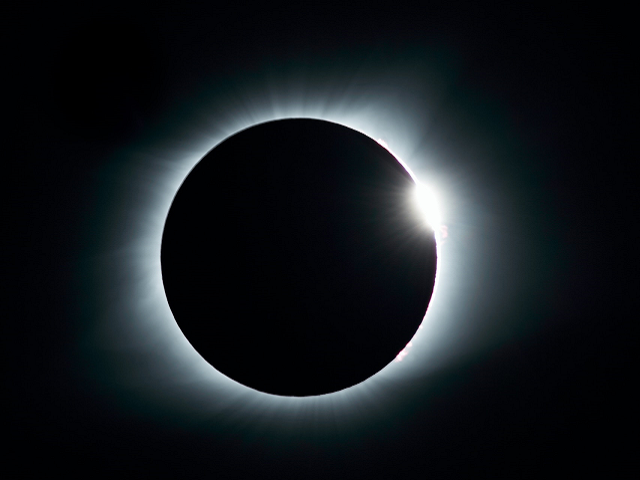 Ilustrasi ciri-ciri Gerhana matahari hibrida. Sumber: MathewSchwartz/unsplash.com.