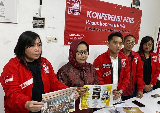 Sri Hartini (dua dari kiri), salah satu korban investor bodong koperasi NMSI. Foto: Dok. Humas PSI Kota Surabaya