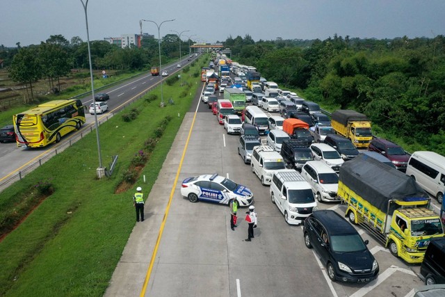 Antrean kendaraan dari arah Cirebon ke Jakarta keluar melalui Gerbang Tol Subang saat sterilisasi ruas Tol Cipali dalam rangka penerapan satu arah (one way) di Subang, Jawa Barat, Selasa (18/4/2023). Foto: Aditya Pradana Putra/ANTARA FOTO