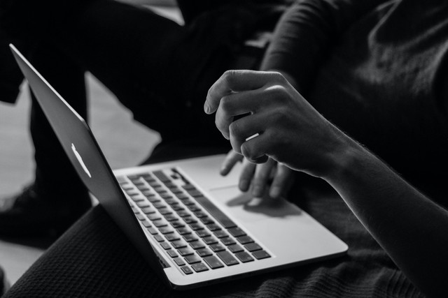 Ilustrasi Perbedaan Internet dan Intranet. Foto: dok. Sergey Zolkin (Unsplash)