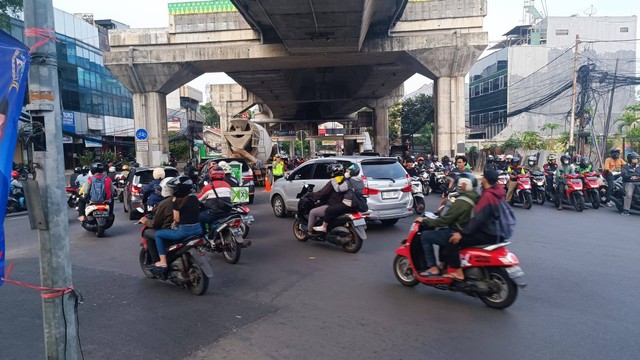 Suasana lalu lintas di Putaran (U-turn) Simpang Santa, Jakarta Selatan, yang kembali dibuka, pada Selasa (18/4/2023). Foto: Thomas Bosco/kumparan