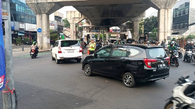 Suasana lalu lintas di Putaran (U-turn) Simpang Santa, Jakarta Selatan, yang kembali dibuka, pada Selasa (18/4/2023). Foto: Thomas Bosco/kumparan