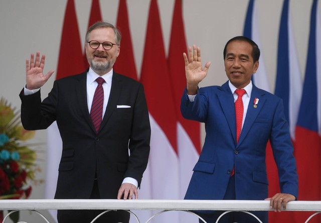 Presiden Jokowi (kanan) memberikan salam bersama PM Republik Ceko Petr Fiala (kiri) saat menerima kunjungan kenegaraan di Istana Bogor, Jawa Barat, Selasa (18/4/2023). Foto: Akbar Nugroho Gumay/ANTARA FOTO