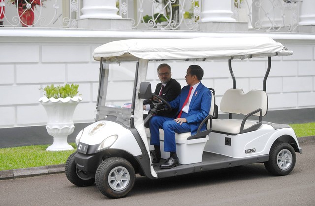 Presiden Jokowi (kanan) mengemudikan mobil golf saat menerima kunjungan PM Republik Ceko Petr Fiala di Istana Bogor, Jawa Barat, Selasa (18/4/2023). Foto: Akbar Nugroho Gumay/ANTARA FOTO