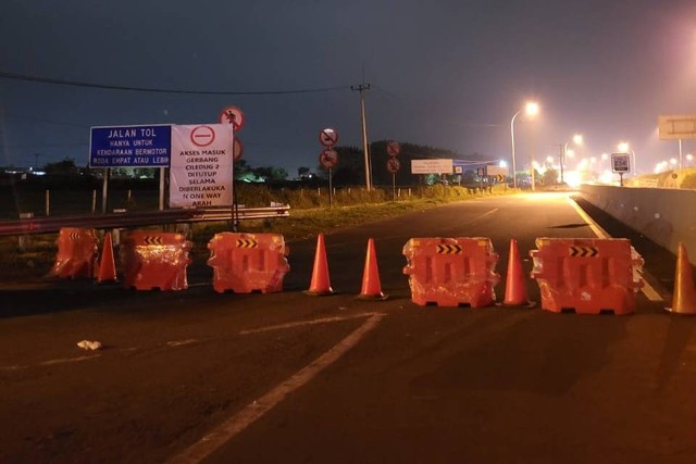Penutupan akses Gerbang Tol Ciledug KM 234 menuju Jakarta setelah pemberlakuan One Way, Selasa (18/4/2023). Foto: Rizki Fajar Novanto/kumparan