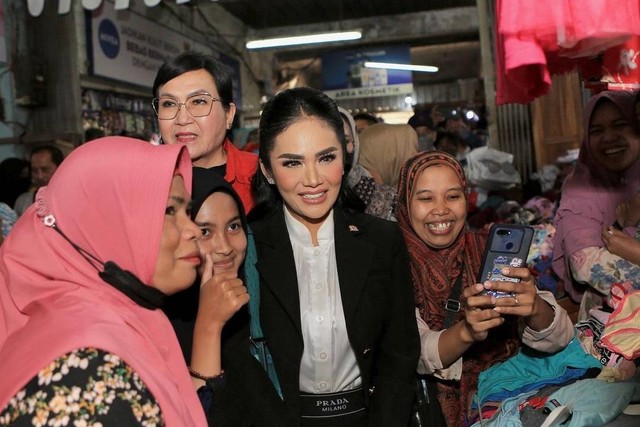 Gaya Krisdayanti saat blusukan di Pasar Singosari, Malang, Jawa Timur, Rabu (29/3/2023). Foto: Instagram/@krisdayantilemos