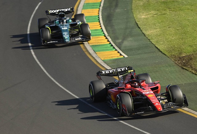 Pebalap Ferrari, Carlos Sainz, beraksi di Sirkuit Albert Park, Melbourne, Australia, dalam F1 GP Australia, 2 April 2023. Foto: Jiami Joy/Reuters