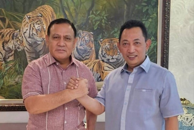 Ketua KPK Firli Bahuri saat berkunjung ke kediaman Kapolri Listyo Sigit Prabowo pada Minggu (16/4/2023). Foto: Dok. KPK