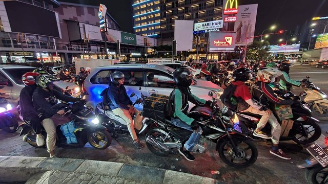 Pemudik Motor Dan Mobil Mulai Padati Jalan Kalimalang Malam Ini ...