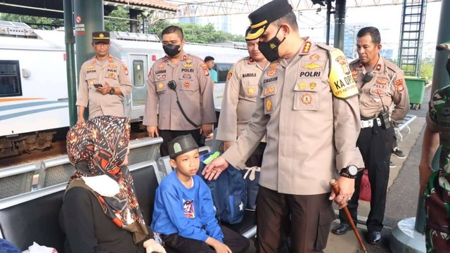 Kapolres Metro Jakarta Pusat  Kombes Pol Komarudin bersama dengan Dandim 0501 Jakarta Pusat melakukan peninjauan keberangkatan para pemudik di stasiun Gambir. Selasa, (18/04/2023). Foto: Humas Polres Jakpus