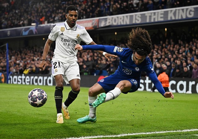 Rodrigo (kiri) dan Marc Cucurella (kanan) saat berduel dalam pertandingan Chelsea vs Real Madrid di leg kedua perempat final Liga Champions 2022/23 di Stadion Stamford Bridge, London, Inggris, pada Rabu (19/4). Foto: Matthew Childs/Reuters