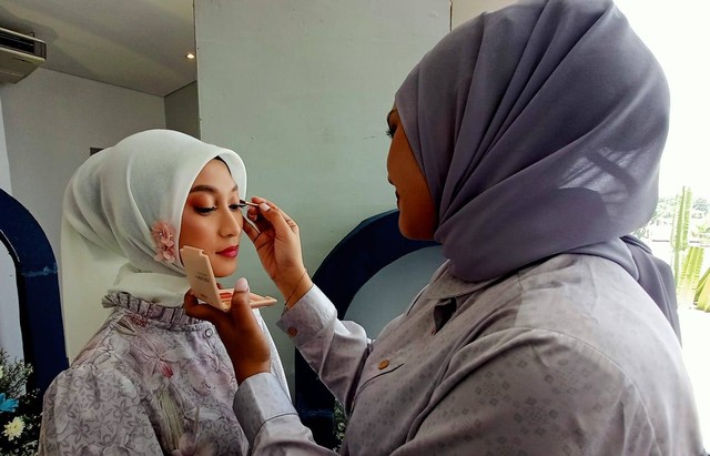 Makeup pink soft jadi pilihan untuk tampil cantik di Hari Raya Idul Fitri. Foto: Masruroh/Basra