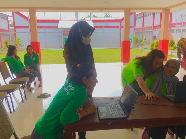 Layanan videocall gratis bagi narapidana perempuan untuk dapat menghubungi keluarganya.