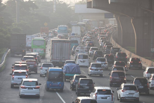 Kepadatan di ruas tol Jakarta - Cikampek.  Foto: Aditia Noviansyah/kumparan