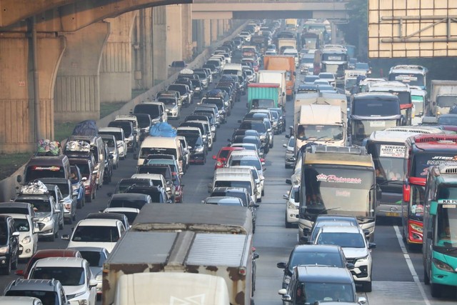 Kepadatan di ruas tol Jakarta - Cikampek km 33 terpantau padat.  Foto: Aditia Noviansyah/kumparan