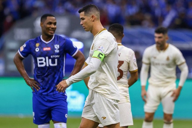 Cristiano Ronaldo (tengah) dalam pertandingan Saudi Pro League 2022/23 antara Al Hilal vs Al Nassr di Stadion King Fahd International, Riyadh, Arab Saudi, pada Rabu (19/4). Foto: Fayez Nureldine/AFP