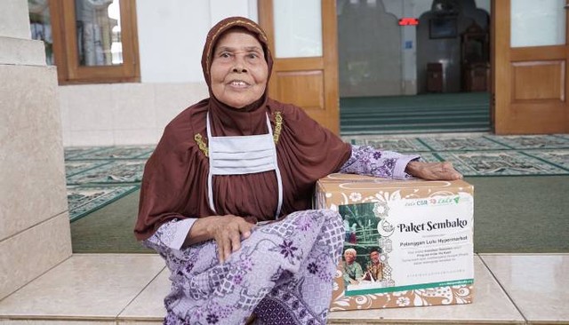 Nenek Manih (80), mengungkapkan kegembiraannya pasca menerima bantuan paket sembako di Bojongsari, Depok, Jawa Barat pada Jumat (14/4/2023)