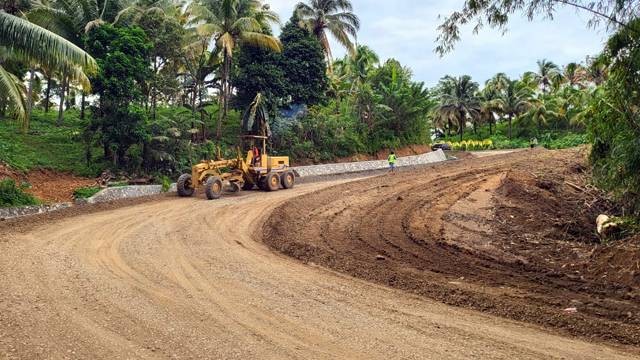 Pekerjaan perbaikan jalan trans sulawesi.