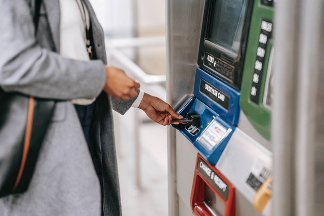 Ilustrasi Cara Top Up Flazz di ATM. Foto: Pexels.com/Ono Kosuki