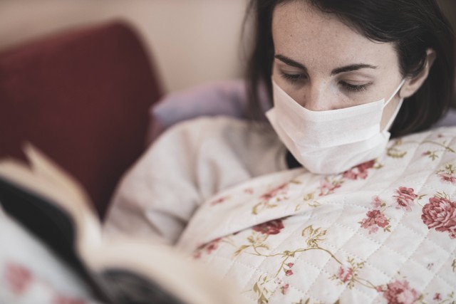 Cara Mengatasi Flu dengan Mudah dan Efektif. Foto: Unsplash/engin akyurt.