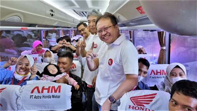 Jajaran manajemen AHM, Kementerian Perhubungan RI, dan Kepolisian Resort Metro Jakarta Utara melepas bus Mudik Bareng Honda 2023 di PT Astra Honda Motor, Sunter, Jakarta, pada Rabu 19 April 2023. Foto: Dok. Astra