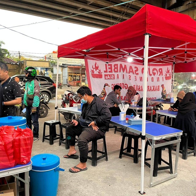 Bebek asap Rojo Sambel di Andara, Jakarta Selatan (17/4/23). Foto: Azalia Amadea/Kumparan