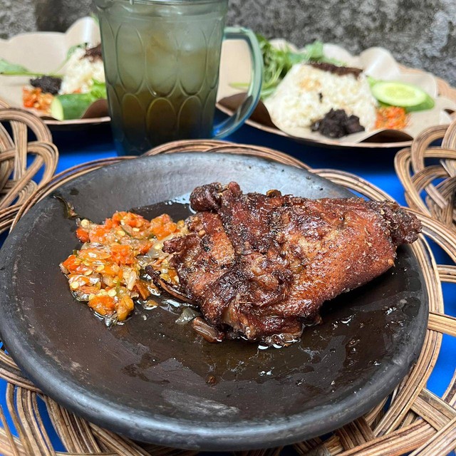 Bebek asap Rojo Sambel di Andara, Jakarta Selatan (17/4/23). Foto: Azalia Amadea/Kumparan