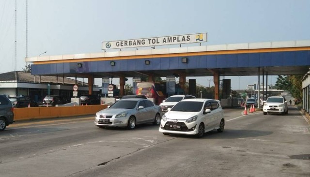 Suasana gerbang Tol Amplas, Kota Medan pada Rabu (19/4). Foto: Jasa Marga