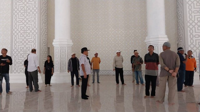 Bupati Aron meninjau Masjid Agung Sultan Anum. Foto: Dina Mariana/Hi!Pontianak