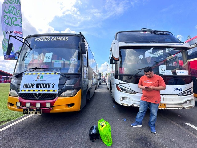 11 Bus Polisi Ikut Antarkan Warga Kalbar Mudik Gratis ke Kampung Halaman (2)