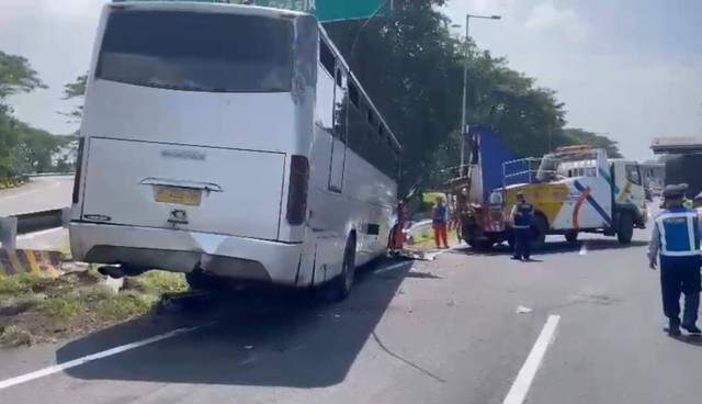 Sebuah bus terguling menimpa mobil di ruas Tol Porong Sidoarjo arah Waru KM 756/200 B, pada Rabu (19/4/2023). Foto: Dok. PJR Polda Jatim