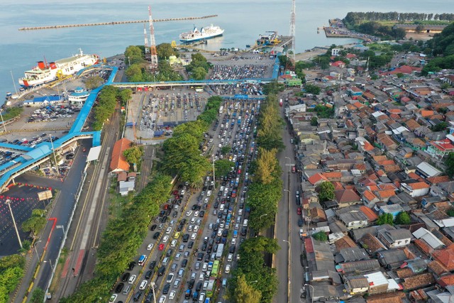 Foto udara sejumlah mobil pribadi dan bus berisi pemudik antre menaiki kapal di Pelabuhan Merak, Banten, Rabu (19/4/2023). Foto: Indrianto Eko Suwarso/ANTARA FOTO