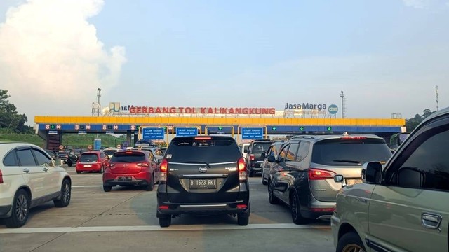 Sejumlah kendaraan roda empat dari arah Jakarta mengantre untuk dapat memasuki Gerbang Tol Kalikangkung Semarang, Jawa Tengah, Rabu (19/4/2023). Foto: Aditia Noviansyah/kumparan