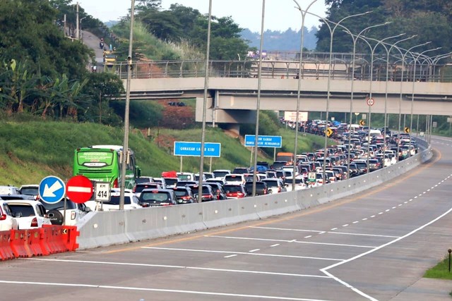Kepadatan kendaraan roda empat dari arah Jakarta setelah melewati Gerbang Tol Kalikangkung Semarang, Jawa Tengah, Rabu (19/4/2023). Foto: Aditia Noviansyah/kumparan
