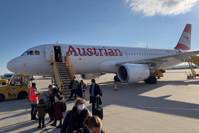 Ilustrasi pesawat Austrian Airlines. Foto: Daniel SLIM/AFP