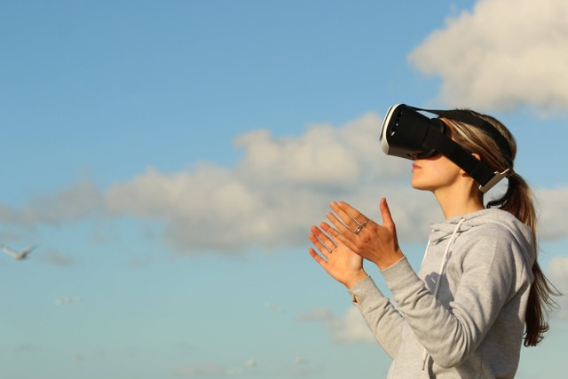 Ilustrasi penggunaan teknologi virtual. Foto: Pexels.com