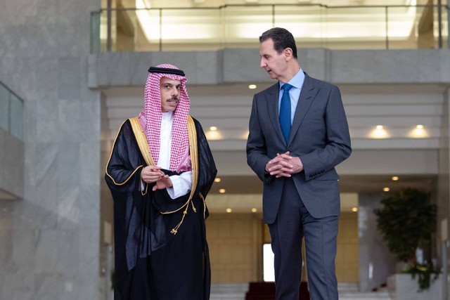 Menteri Luar Negeri Arab Saudi Pangeran Faisal bin Farhan (kiri) bersama Presiden Suriah Bashar al-Assad di Damaskus pada Selasa (18/4/2023). Foto: Twitter/@KSAMOFA